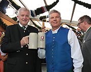 Ministerpäsident Horst Seehofer erhielt die erste Maß Bier von OB Dieter Reiter überreicht (Foto: Martin Schmitz)